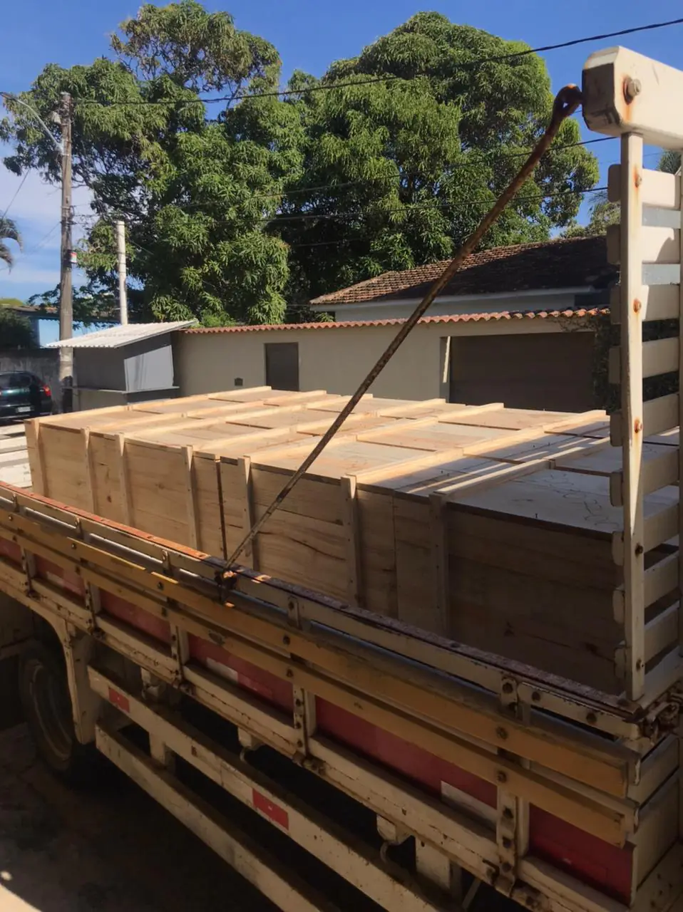 Caixas de madeira da Casa Nova carregadas em um caminhão