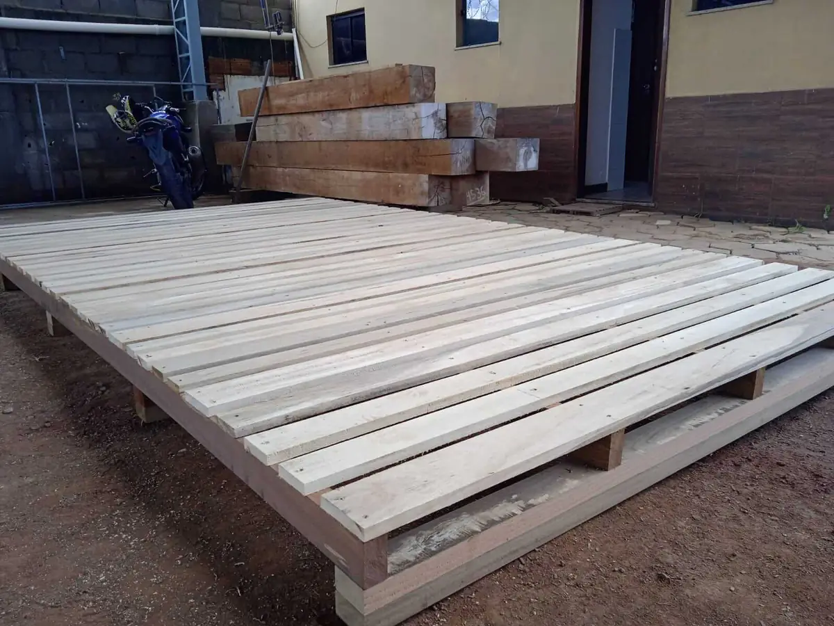 Pallet de madeira fabricado pela Casa Nova, com tábuas e estrutura de apoio visíveis